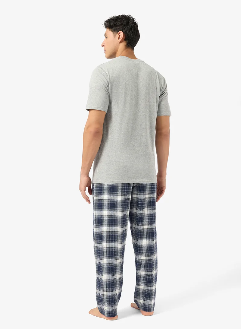 روبرت وود طقم تي شيرت وبنطلون بقصة عادية